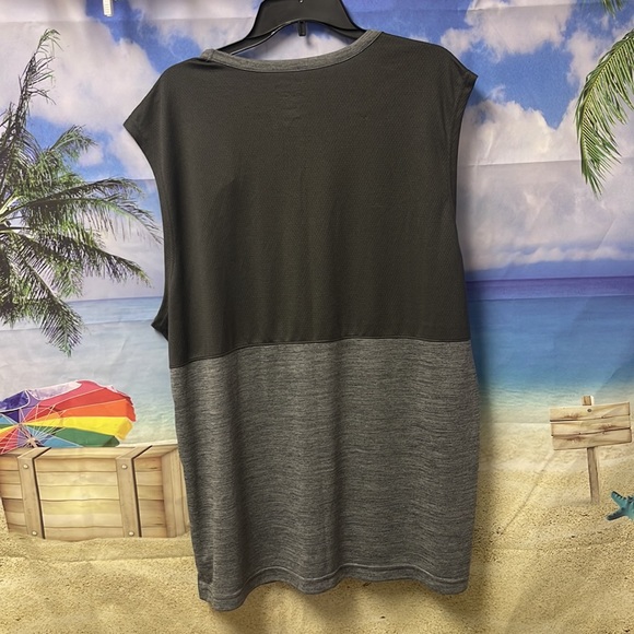 - Brand new with tags Men’s Reebok active tank top. Top has a small thread… - Picture 9 of 16